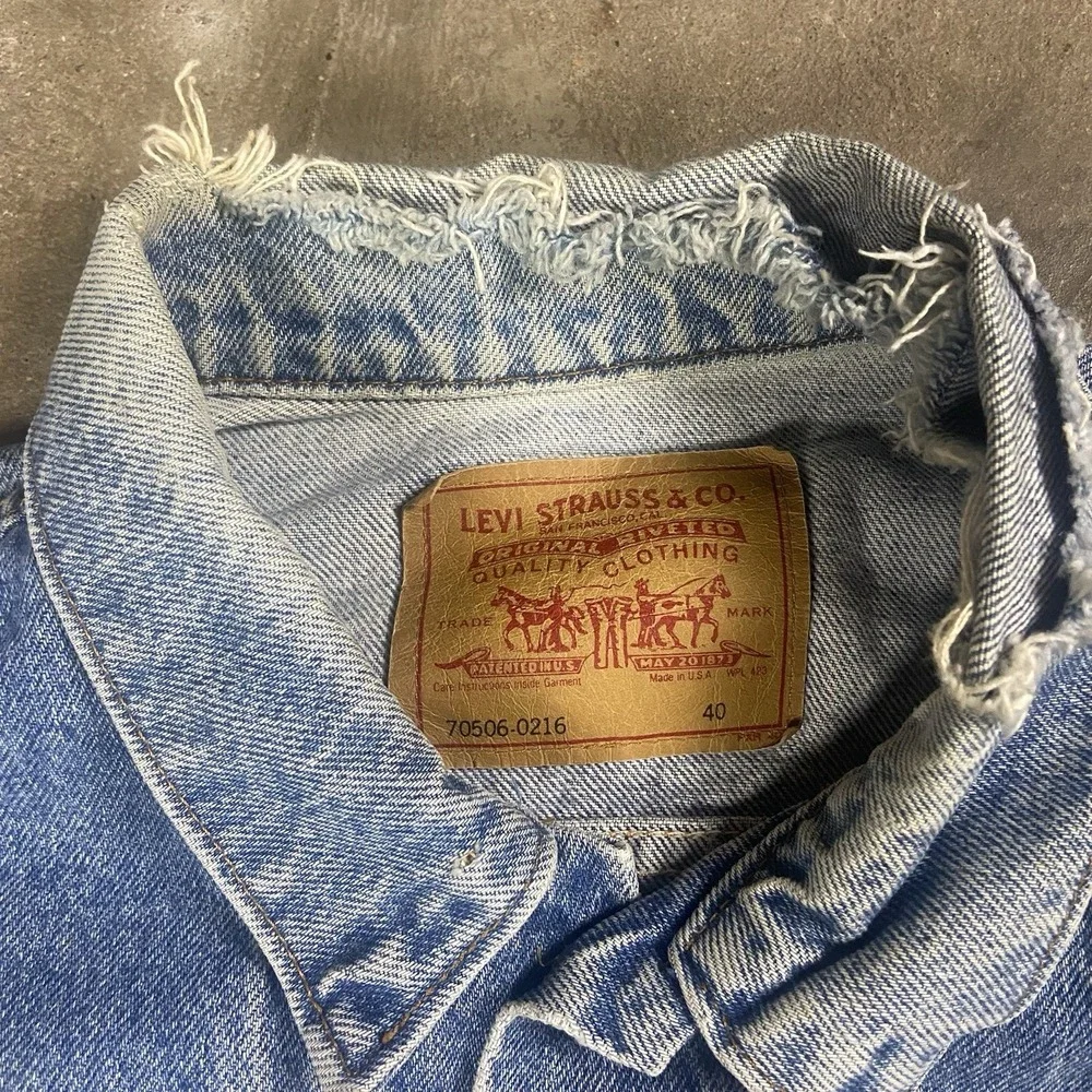 Levi's Jean Jack Size 40 Blue Denim Medium Wash Distressed Button Down
